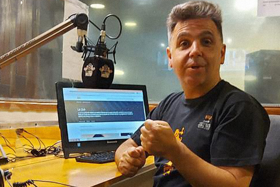El periodista Matías Castelli en los estudios de La 2x4