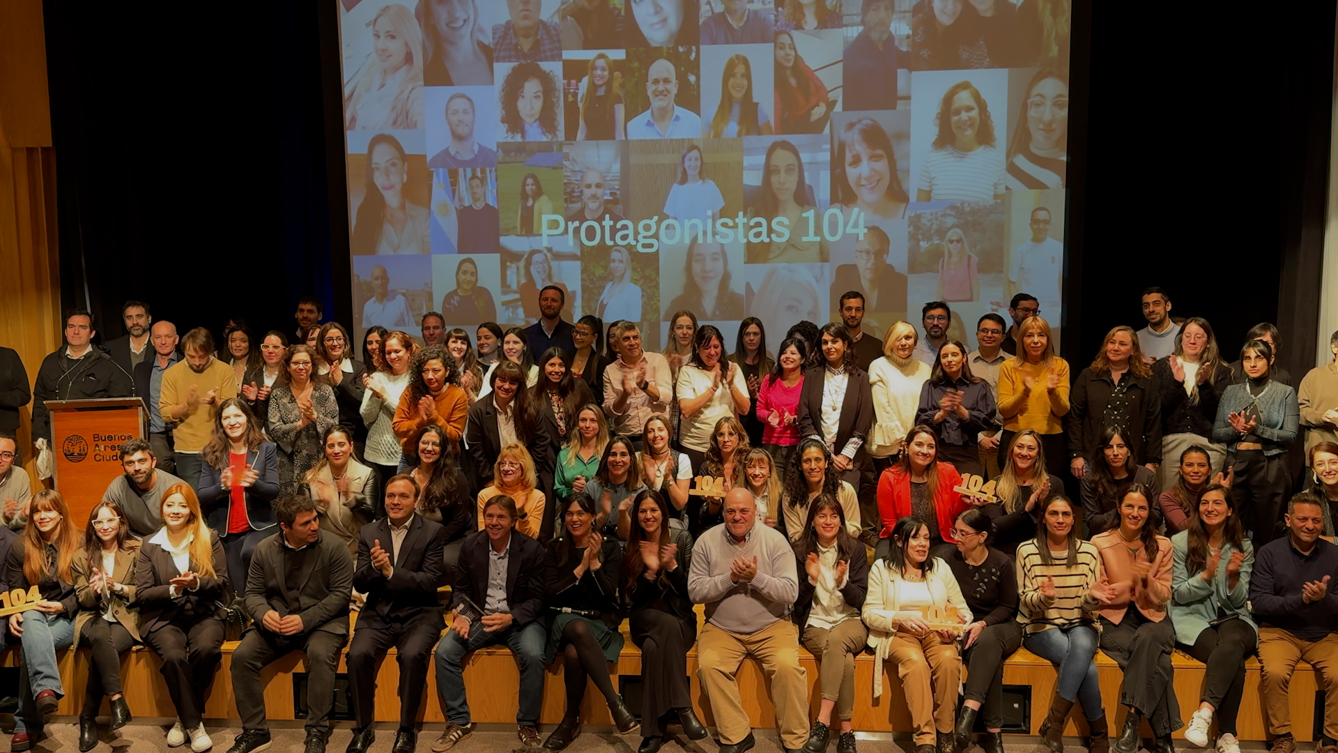 Todos los asistentes al evento aplaudiendo