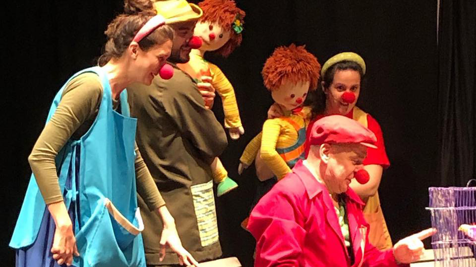 Actrices y actores con titeres de la compañia teatral La Galera