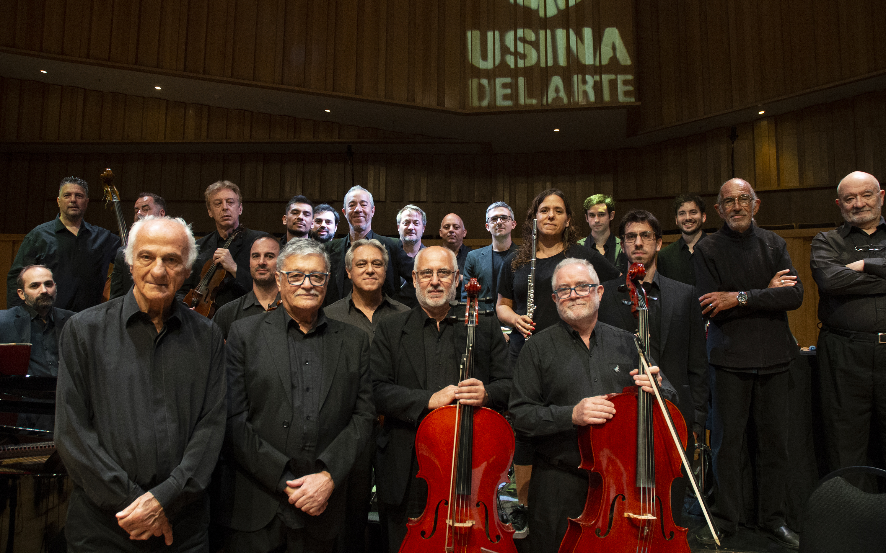 Grupo de personas posando con sus instrumentos.