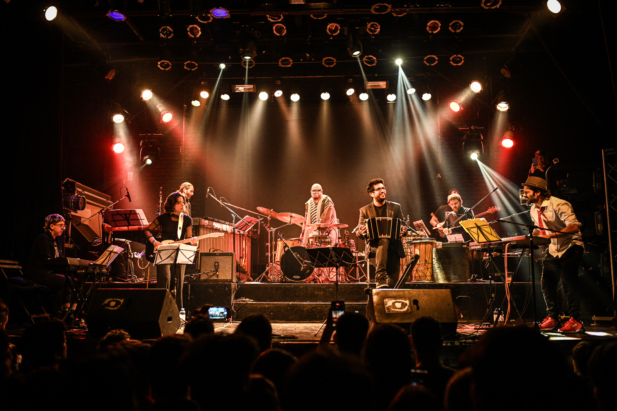 Músicos tocando en el escenario