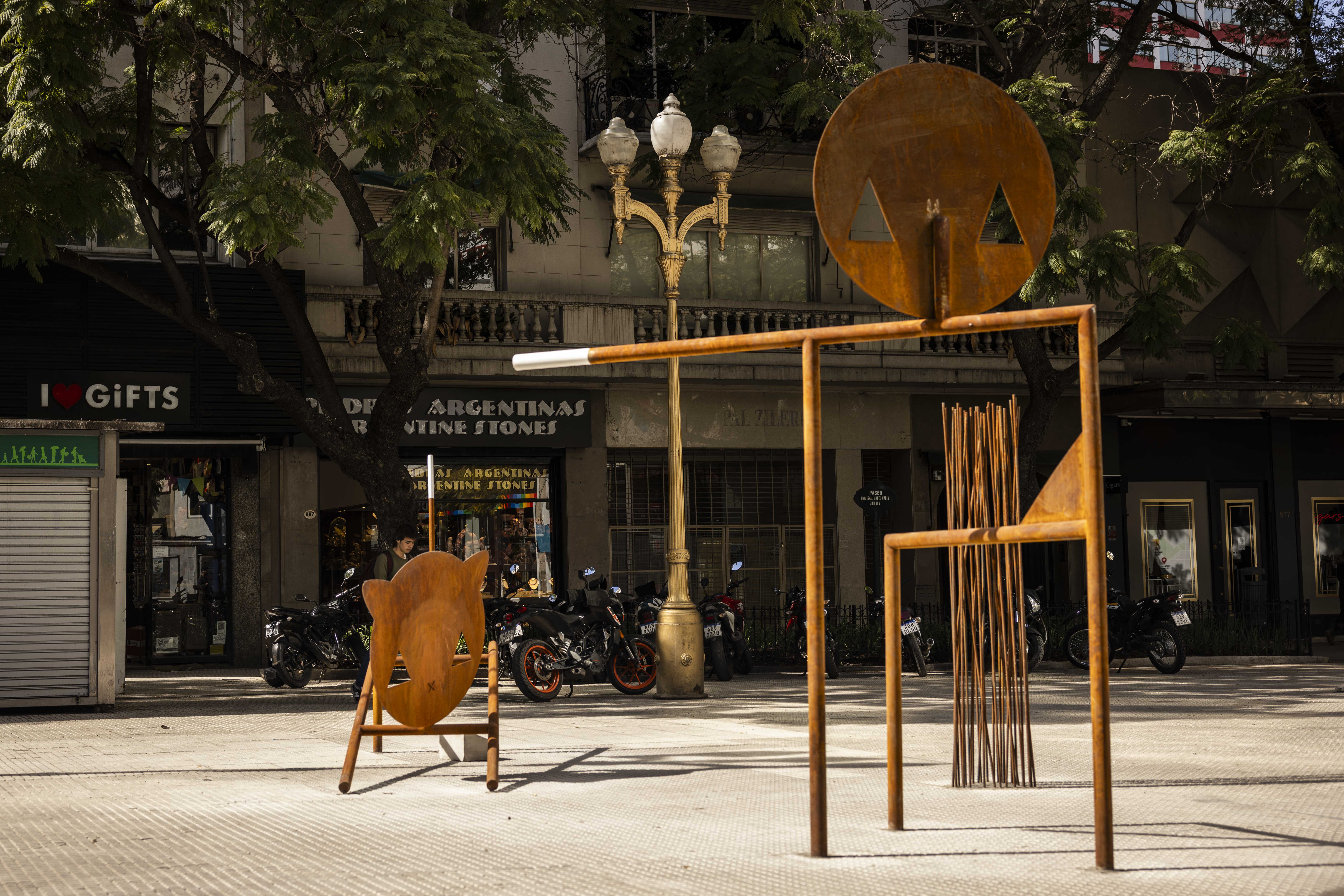 “Aquí han plantado flores” (2023) en Plazoleta Juvenilia