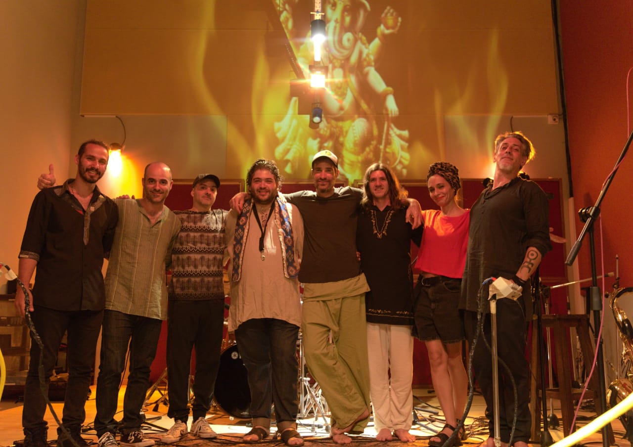 Grupo Shankara Groove posando en estudio de grabación 