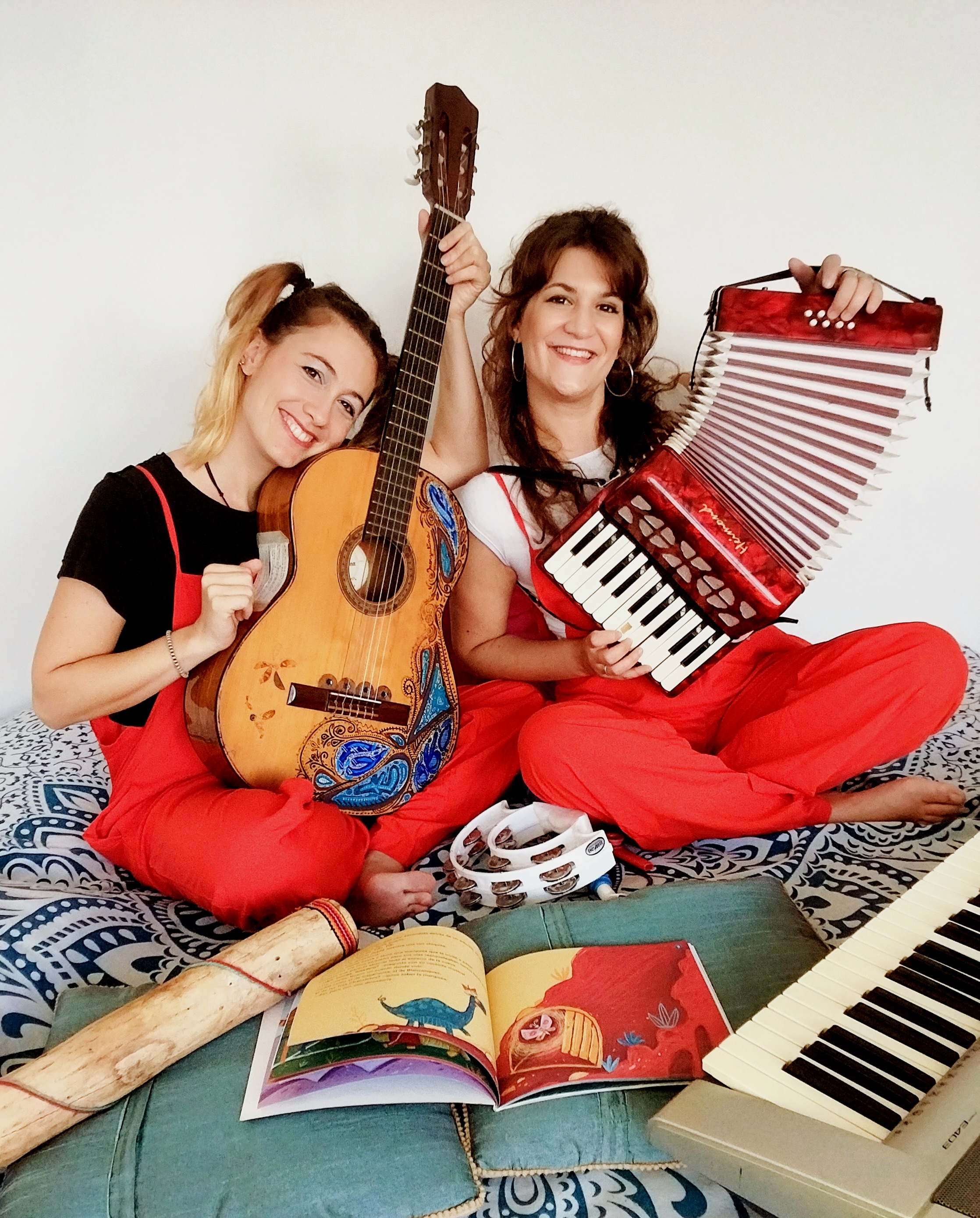 Dos personas sostienen instrumentos musicales.