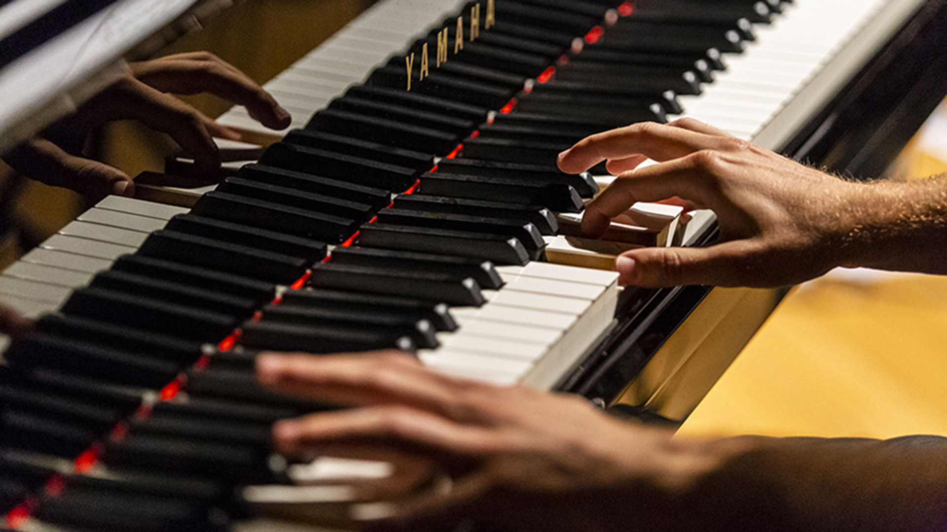 Manos de pianista tocando el piano