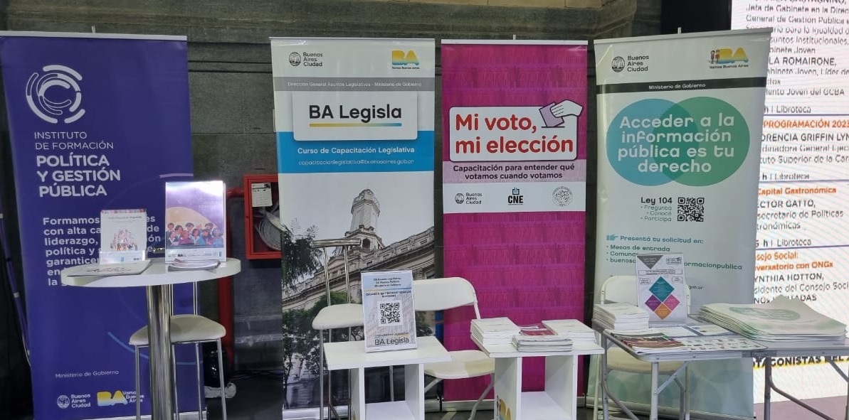 Stand conjunto de la Subsecretaría de Asuntos Políticos del Ministerio de Gobierno