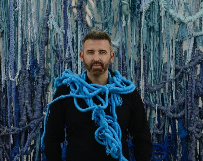 marcelo toledo posando con su obra