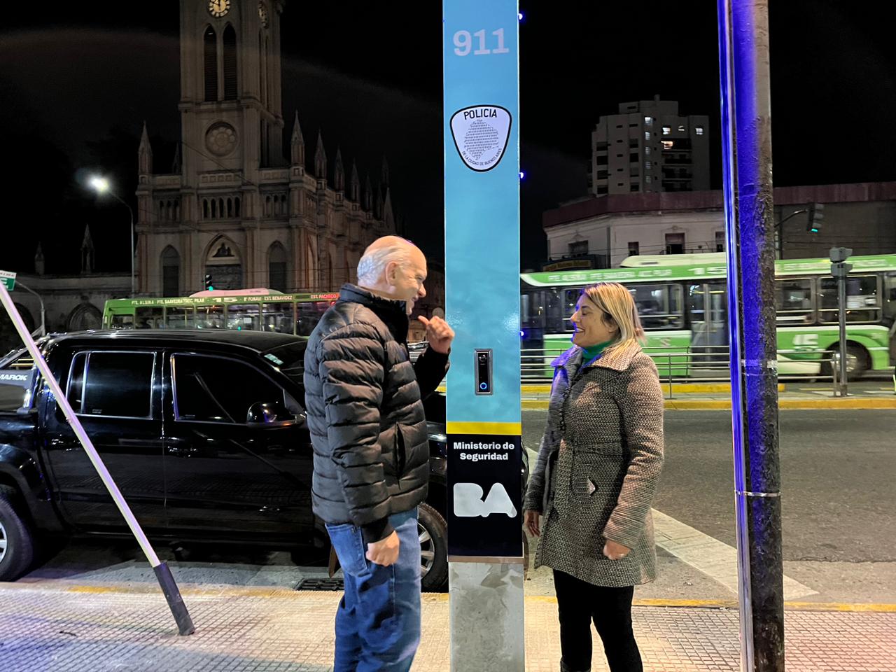 Néstor Grindetti en uno de los nuevos tótems del barrio de Pompeya 