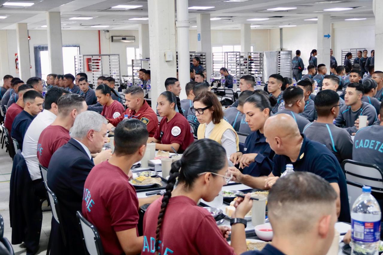 Cadetes y autoridades almorzando en el ISSP