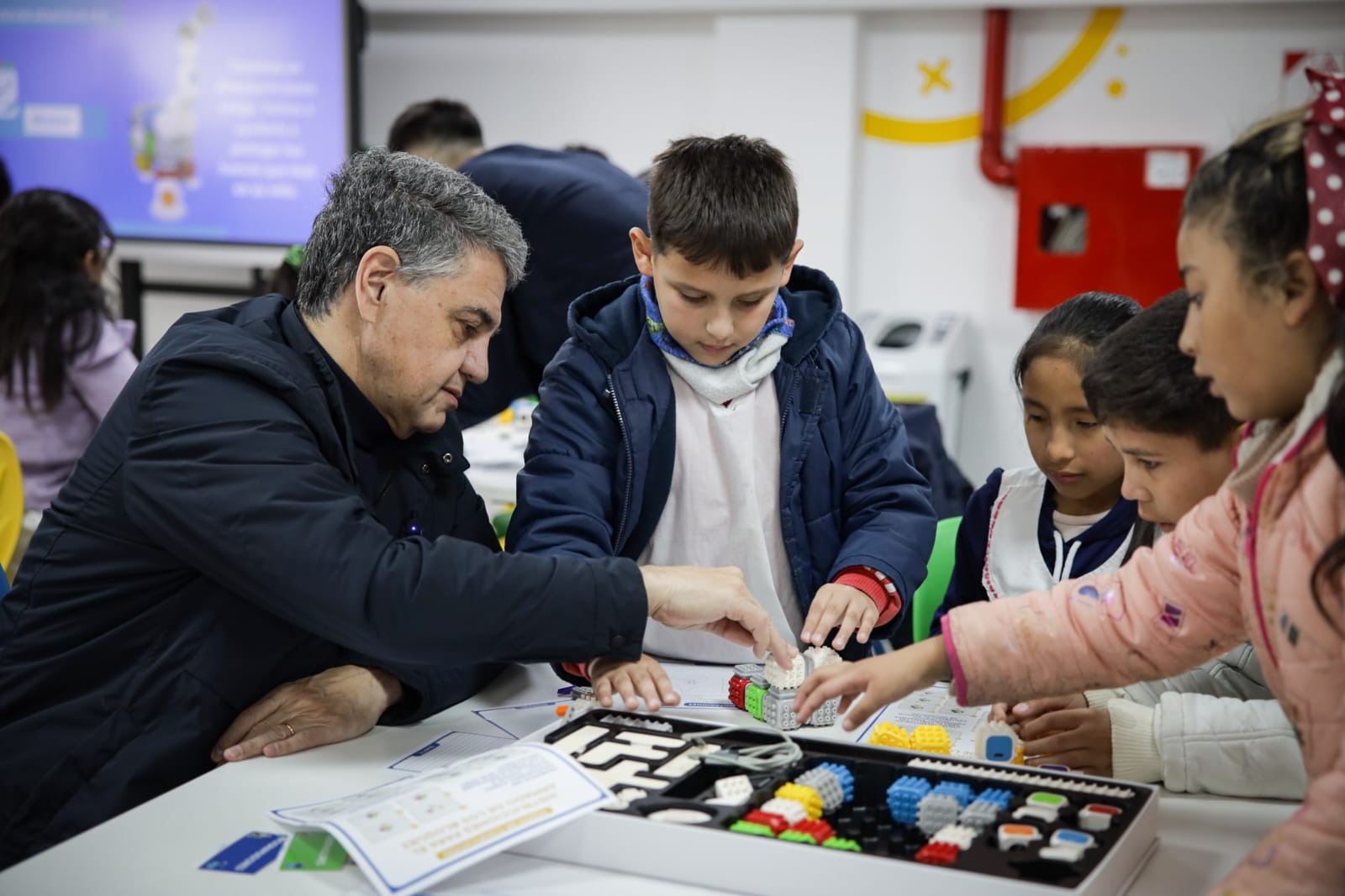 La Ciudad abrió un laboratorio de innovación para que alumnos y docentes experimenten con la tecnología