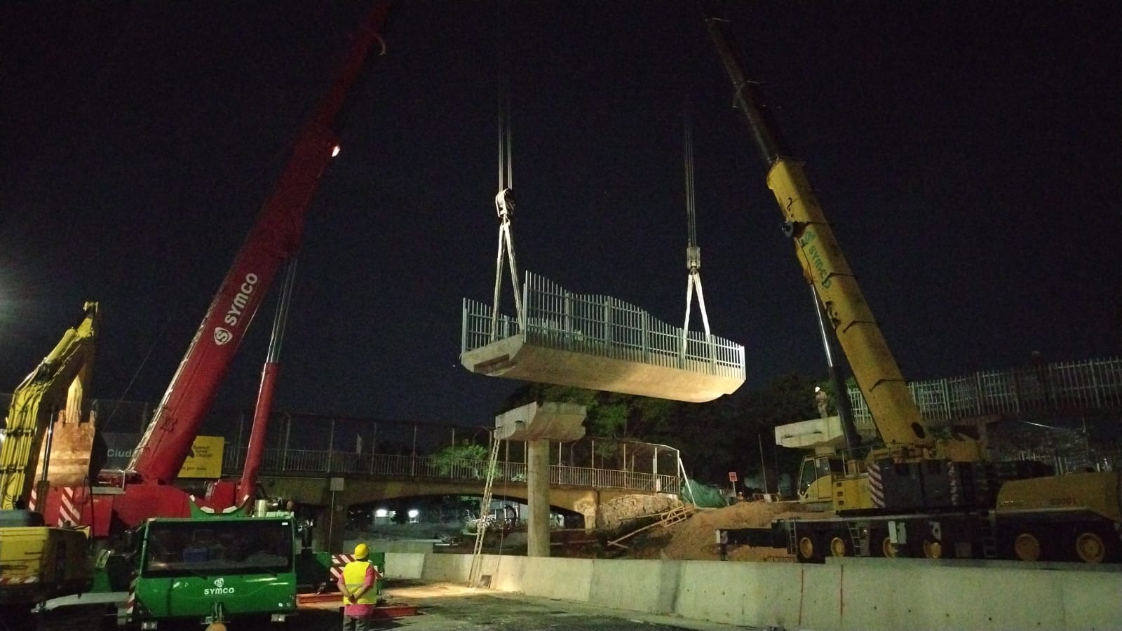 Dellepiane: montaron la primera viga del nuevo puente y esta noche se cortará la autopista para instalar la segunda