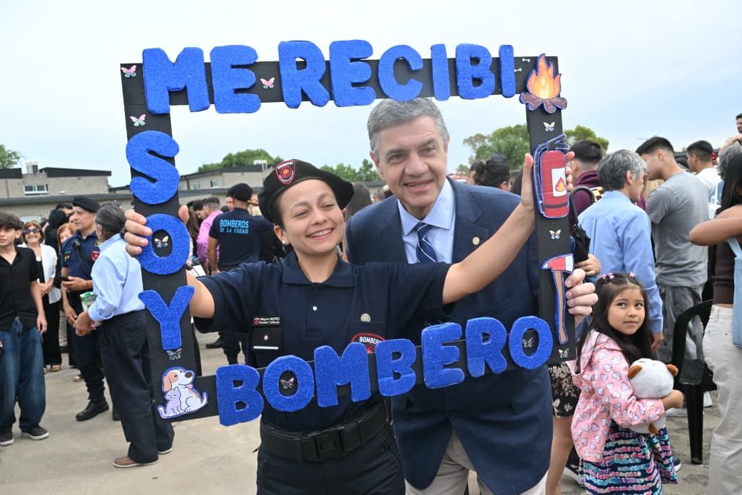 Salen a la calle 162 nuevos bomberos que fortalecerán la capacidad de respuesta de la Ciudad frente a incendios y otras emergencias. Con esta incorporación, la fuerza superó la cifra de más de 2.000 bomberos profesionales con equipamiento de última generación. 