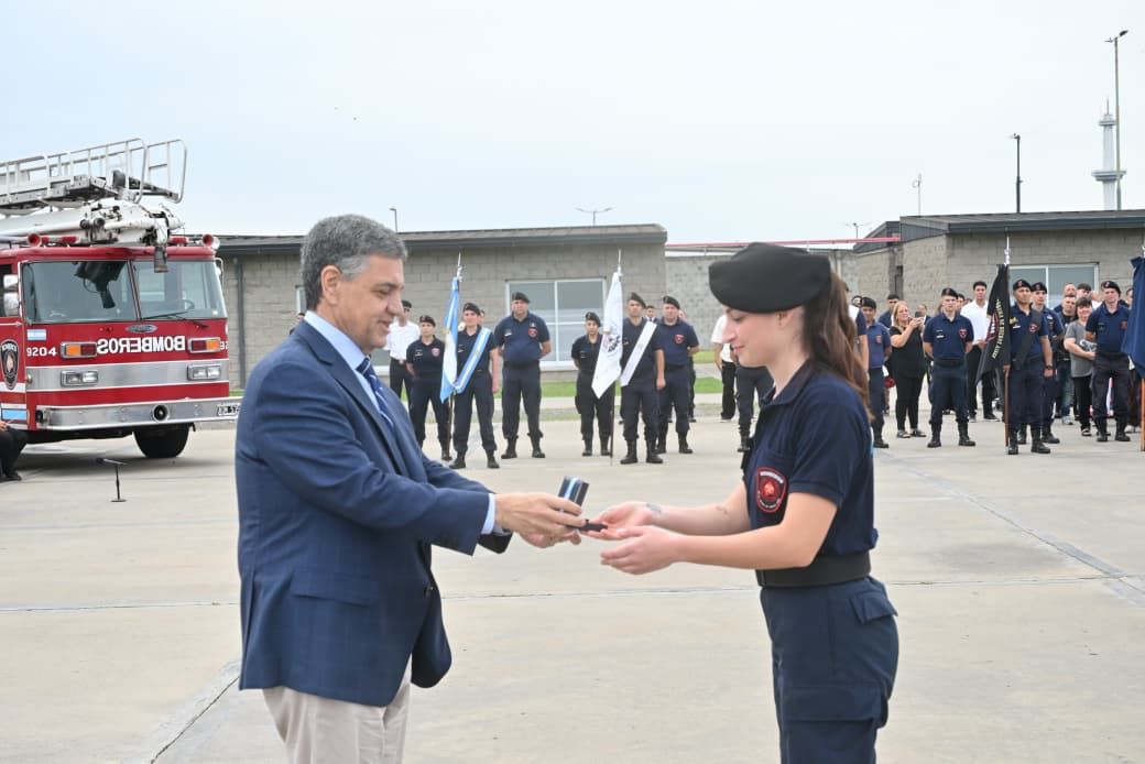 Salen a la calle 162 nuevos bomberos que fortalecerán la capacidad de respuesta de la Ciudad frente a incendios y otras emergencias. 