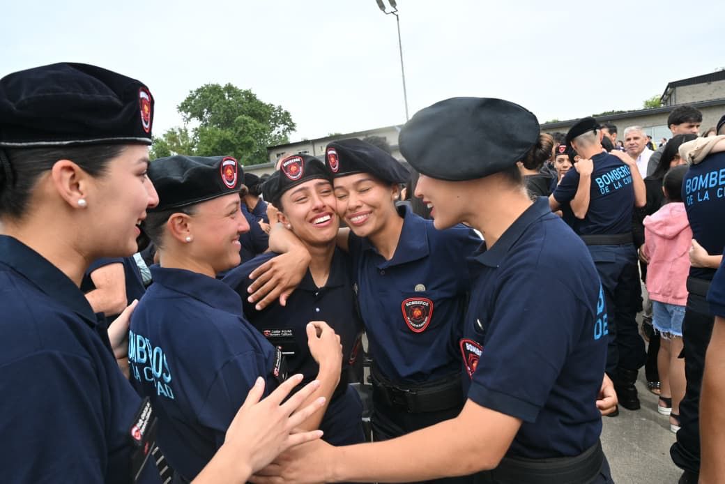 Salen a la calle 162 nuevos bomberos que fortalecerán la capacidad de respuesta de la Ciudad frente a incendios y otras emergencias. 