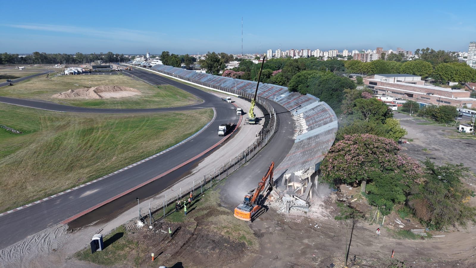 Se completó en el Autódromo la demolición de la tribuna 15 