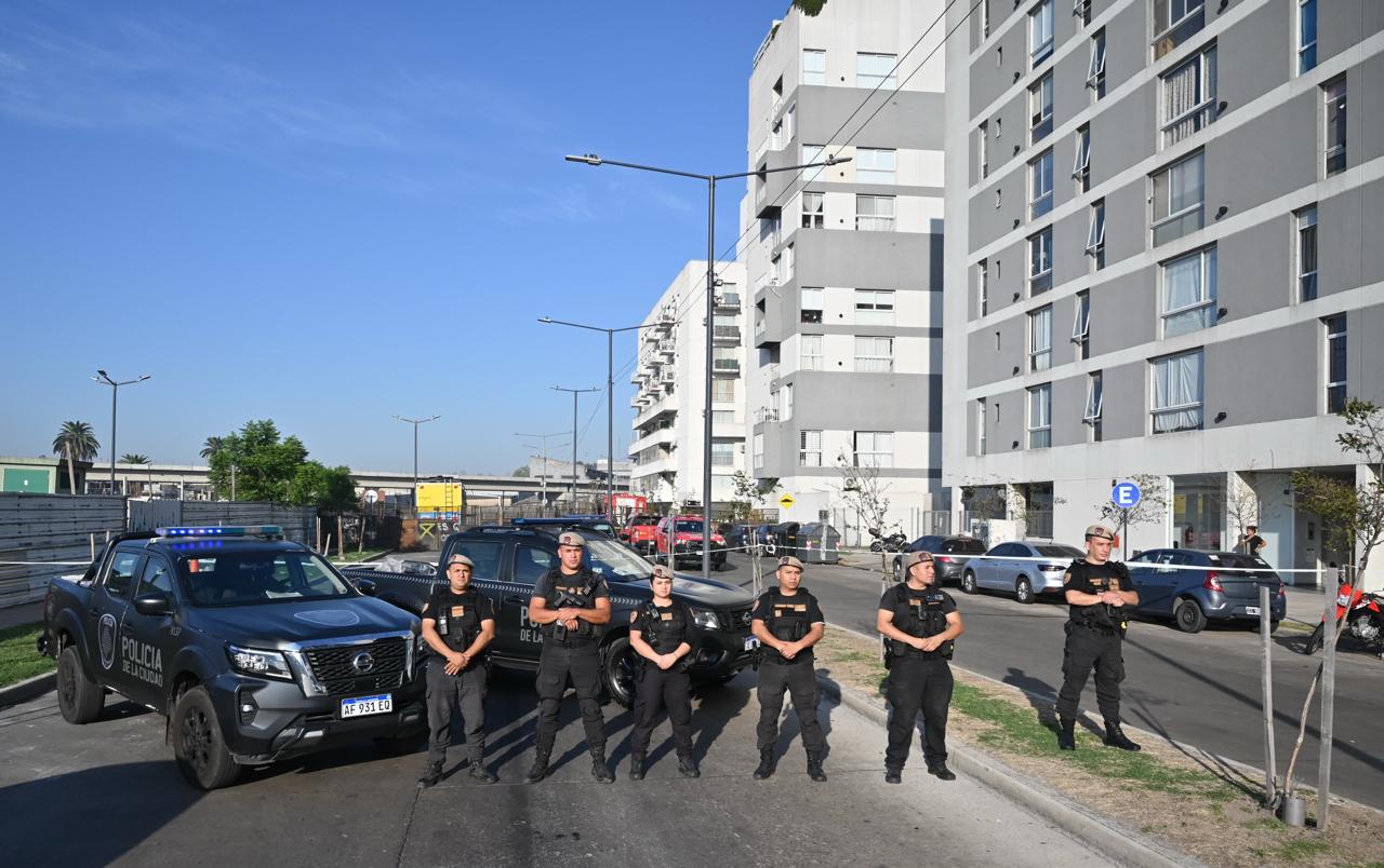 La Policía custodia los edificios evacuados tras el derrumbe en el complejo “Estación Buenos Aires”