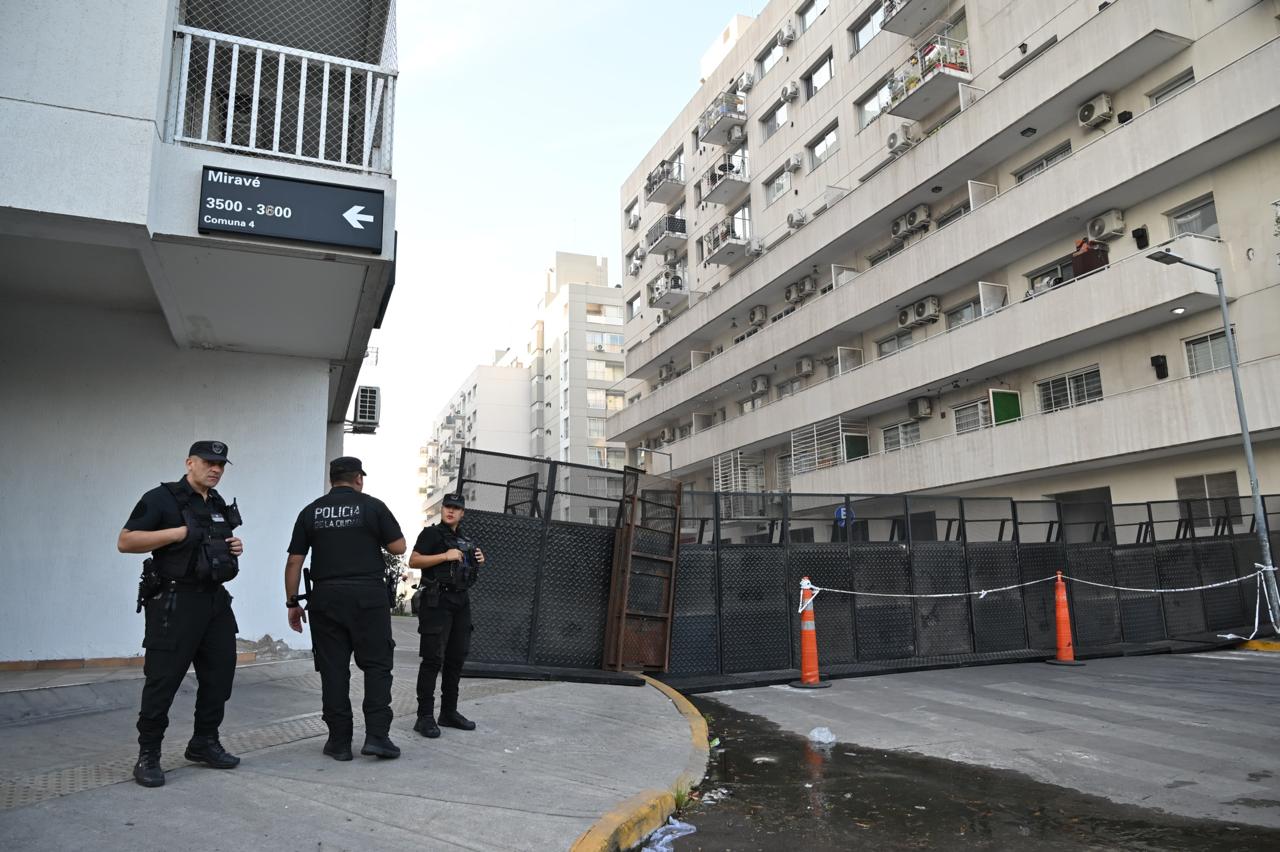 La Policía custodia los edificios evacuados tras el derrumbe en el complejo “Estación Buenos Aires”