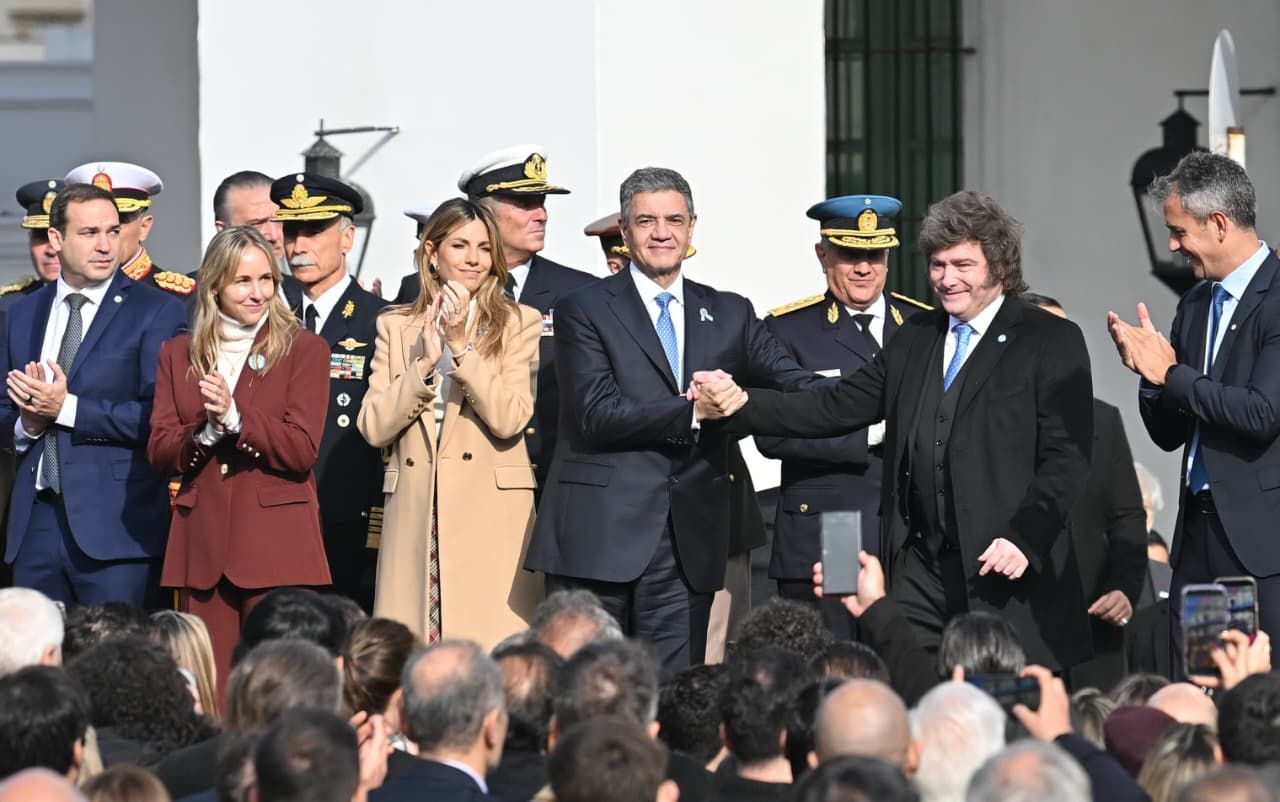 Día de la Patria: Jorge Macri encabezó el izamiento de la bandera en la Plaza de Mayo 