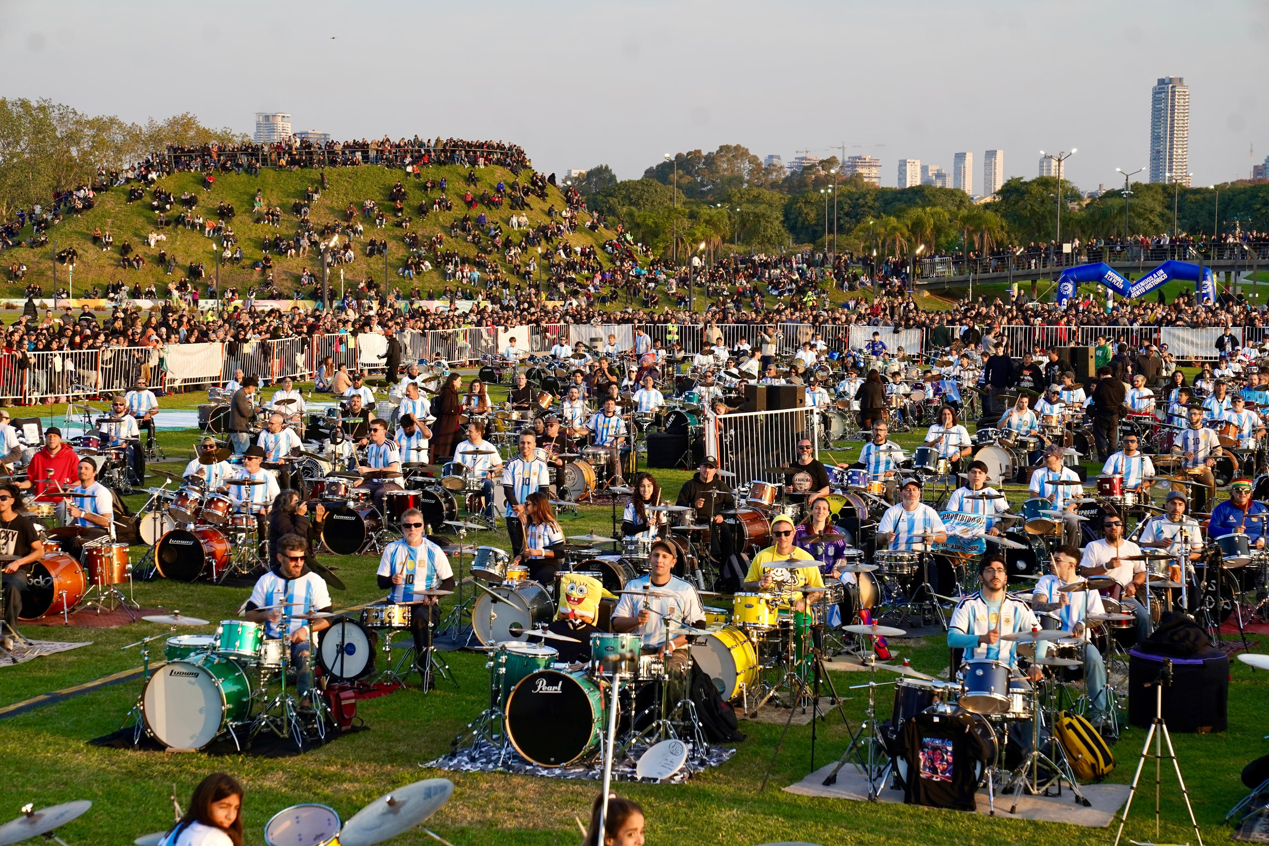 Buenos Aires sorprende siempre: esta vez fue escenario de un mega encuentro de más de 500 bateristas