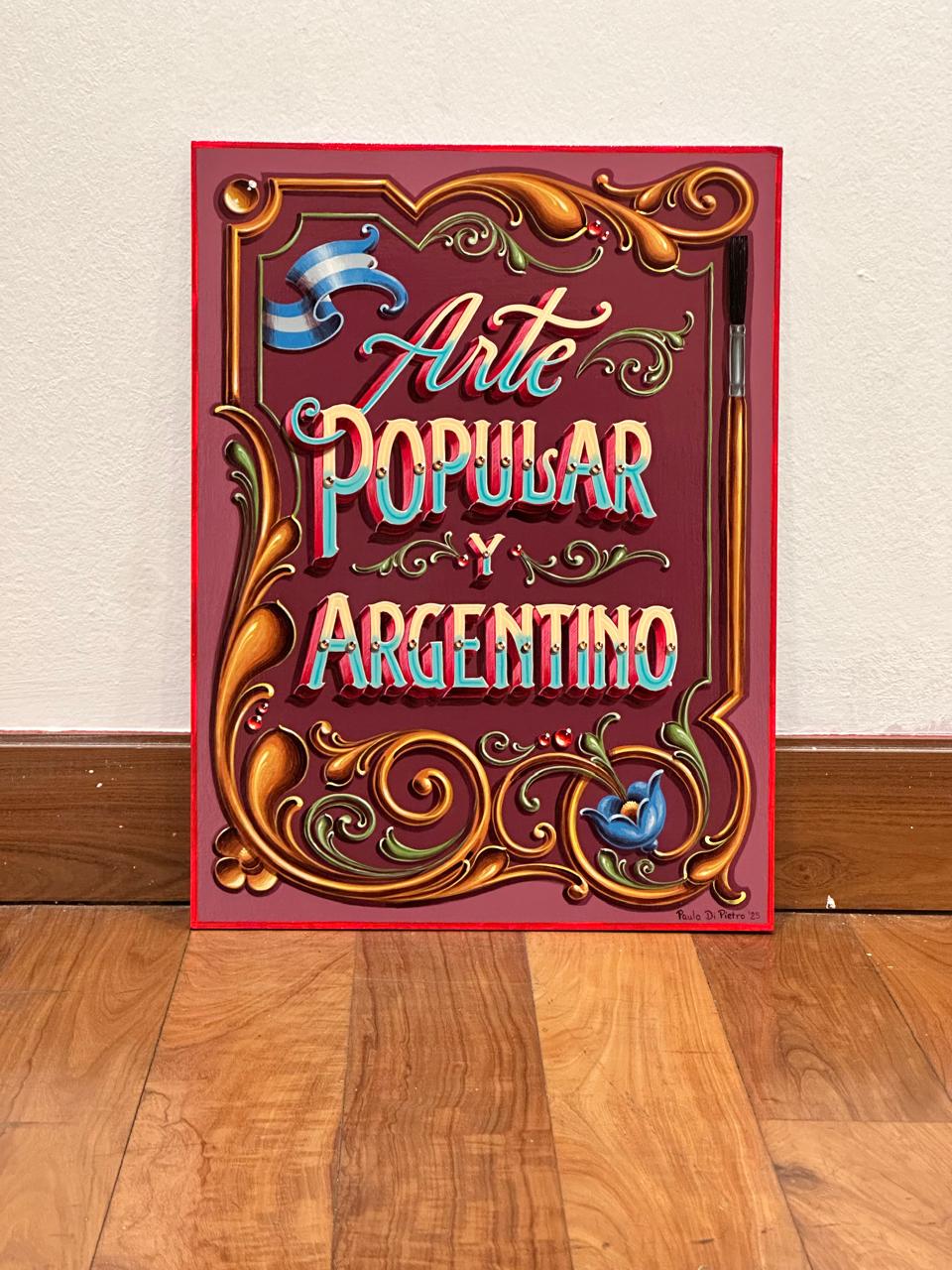 Tabla fileteada con la inscripción <Arte popular y argentino> por Paula Di Pietro