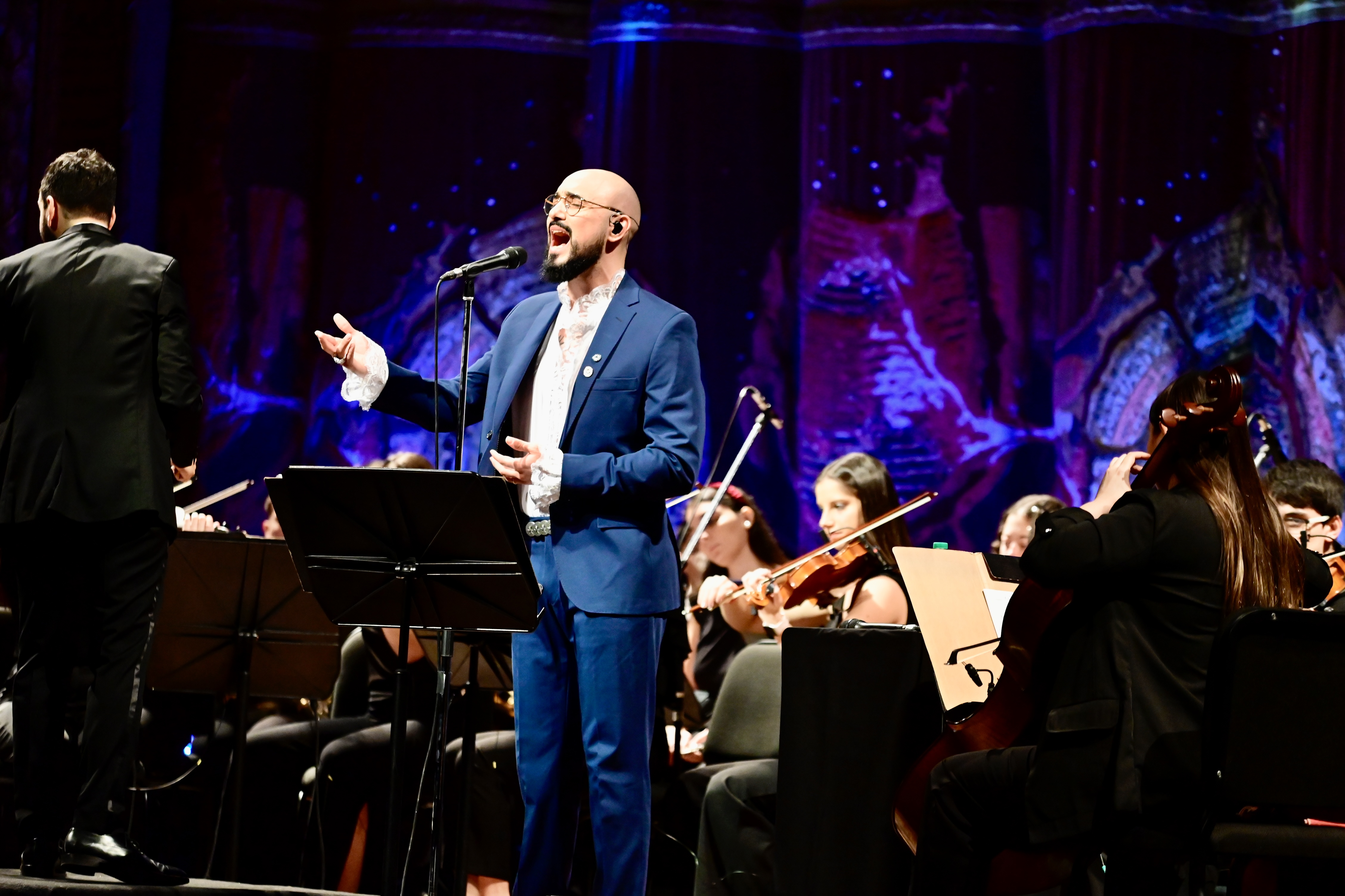 Abel Pintos en el Teatro Colón, con alumnos porteños por el 9 de julio