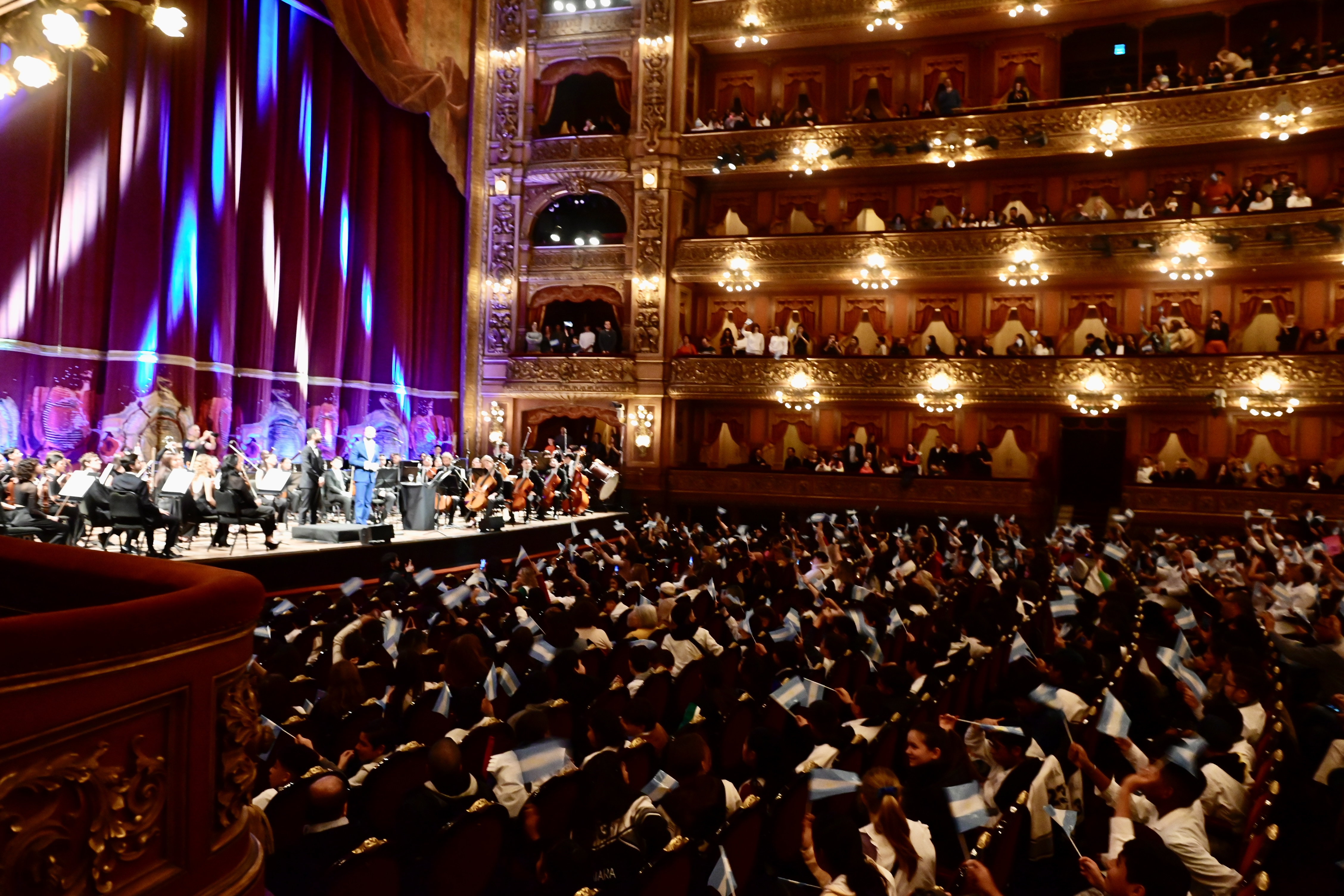 Abel Pintos en el Teatro Colón, con alumnos porteños por el 9 de julio