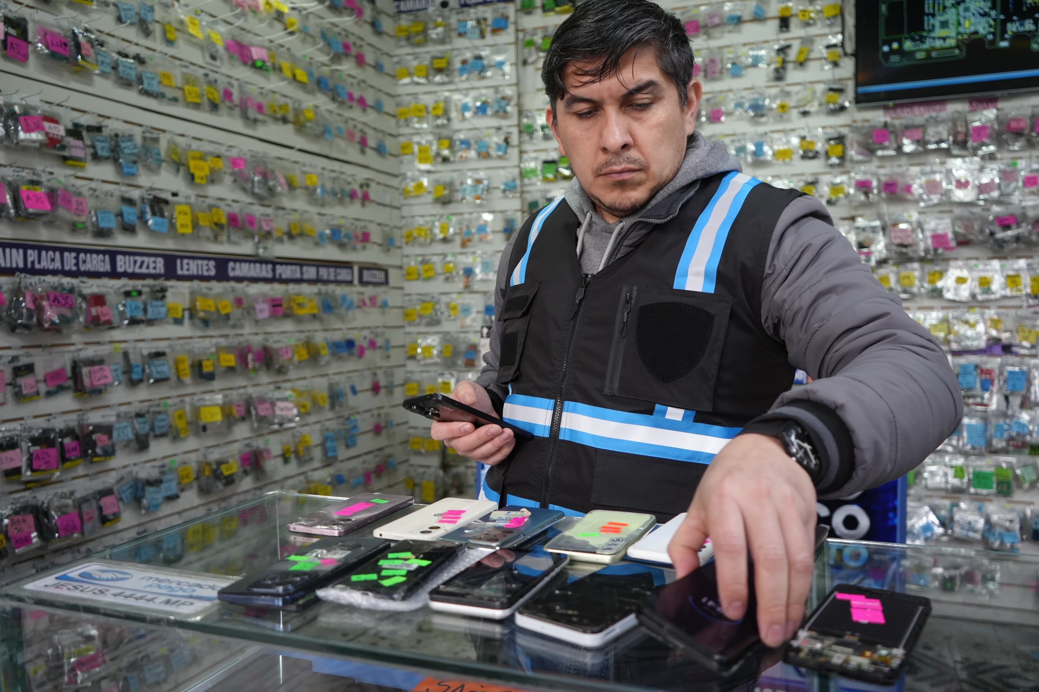 Se clausuraron 10 locales y una galería y secuestraron 75 teléfonos móviles