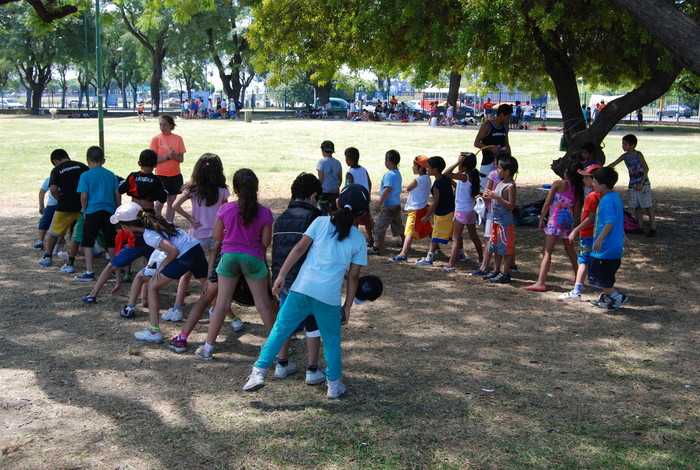 Juego grupal al aire libre junto a docentes, en un parque de la Ciudad.