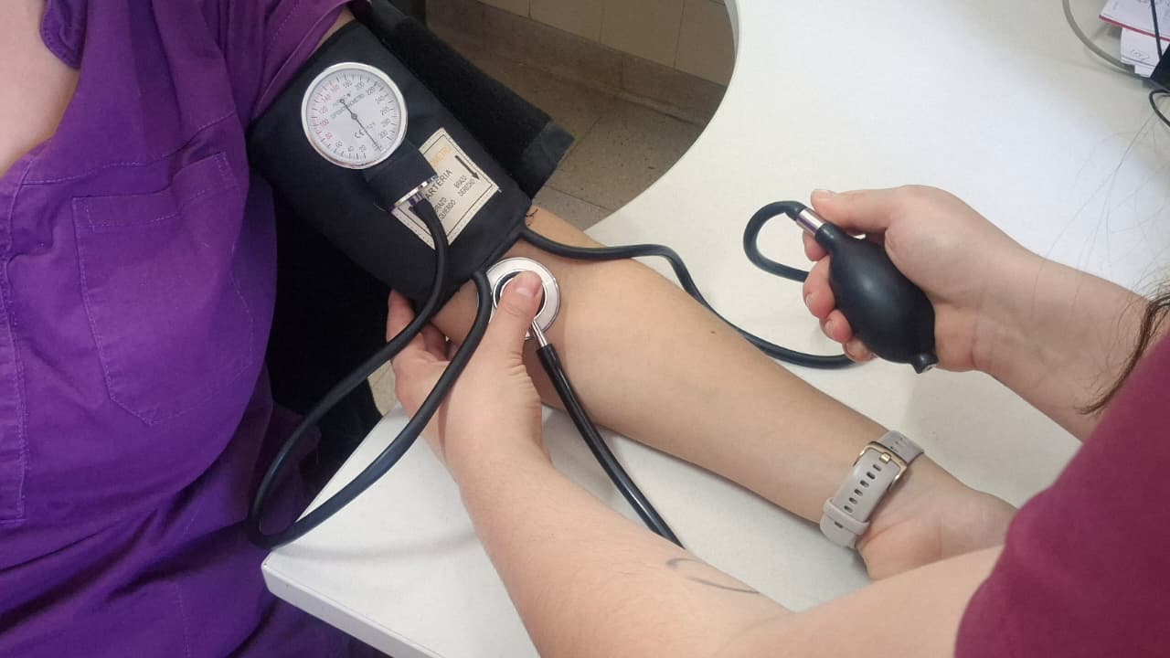 tomar presión arterial