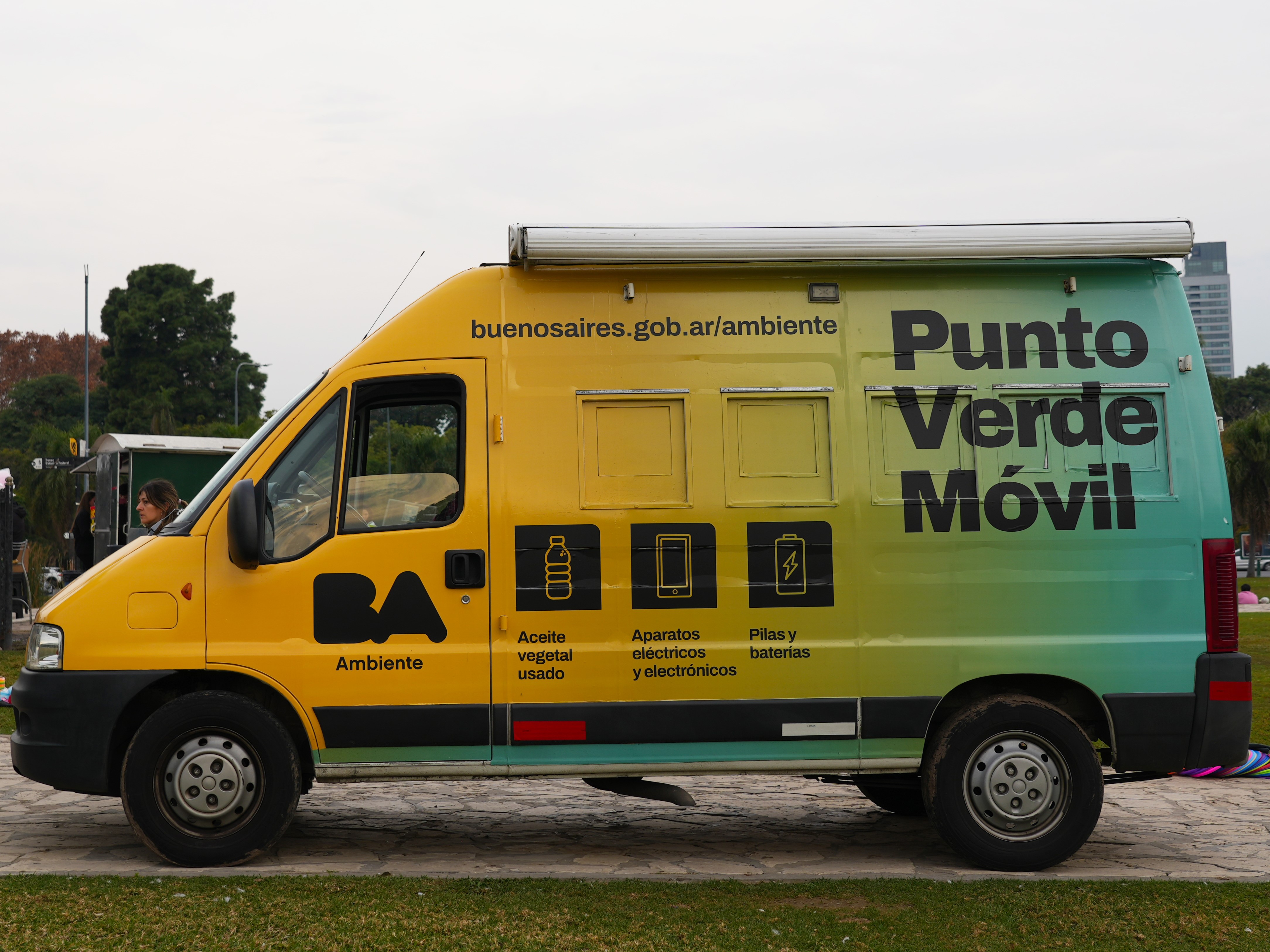 Camioneta amarilla con logo del GCBA