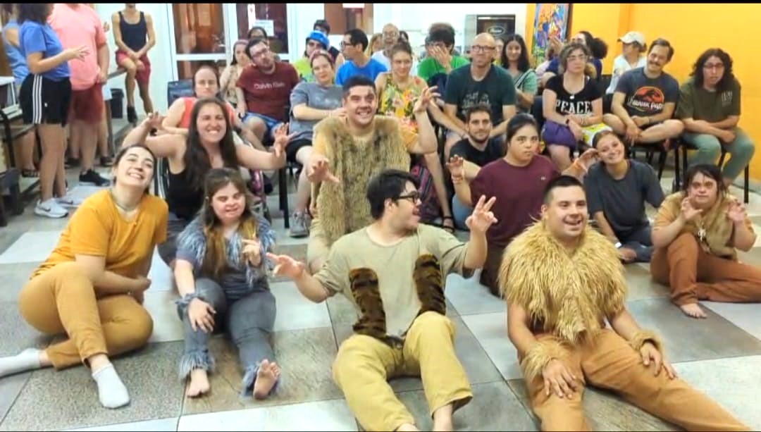 Elenco de la Comunidad Inclusiva Las Ilusiones que participa en el proyecto de danza teatro impulsado por BA Discapacidad.
