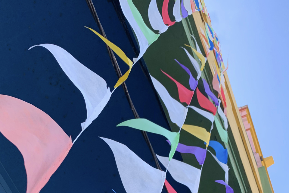 Foto de pañuelos en la fachada del MBQM