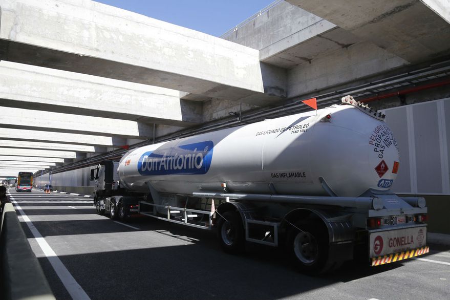 camión circulando por el Paseo del Bajo