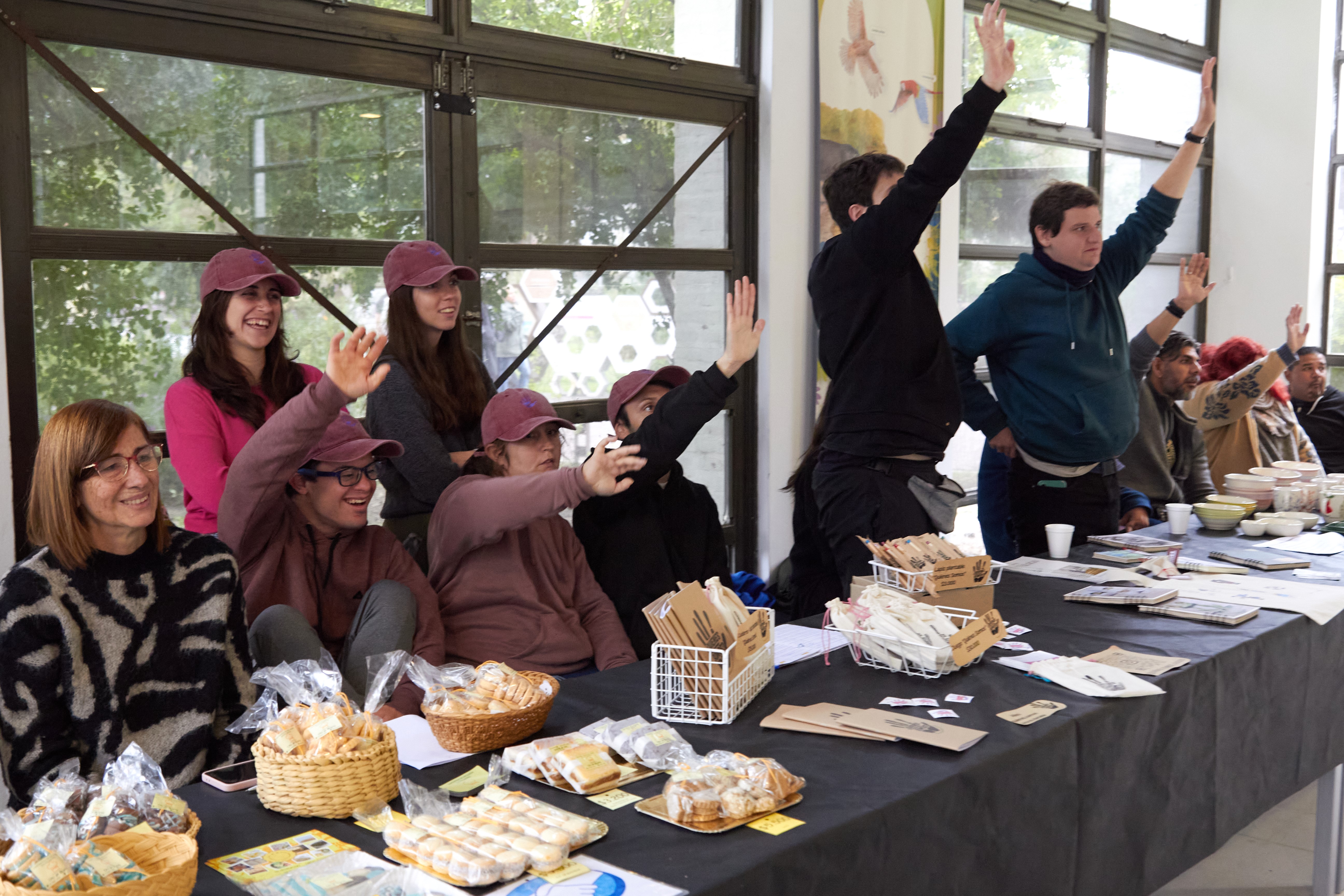 Emprendedores de la feria participan de una actividad durante el encuentro sobre discapacidad y desarrollo emprendedor en Argentina.