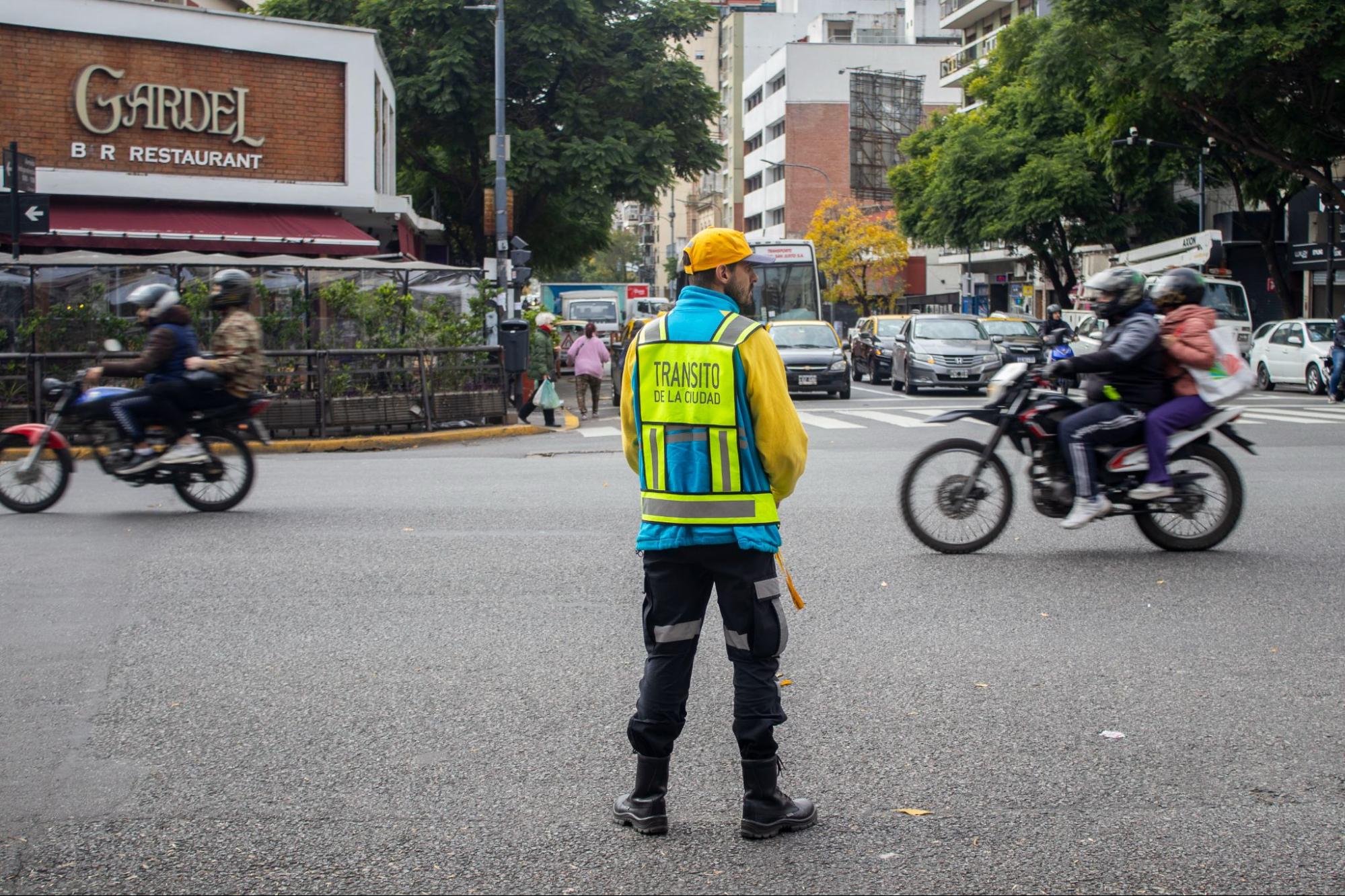 agente de tránsito en calle