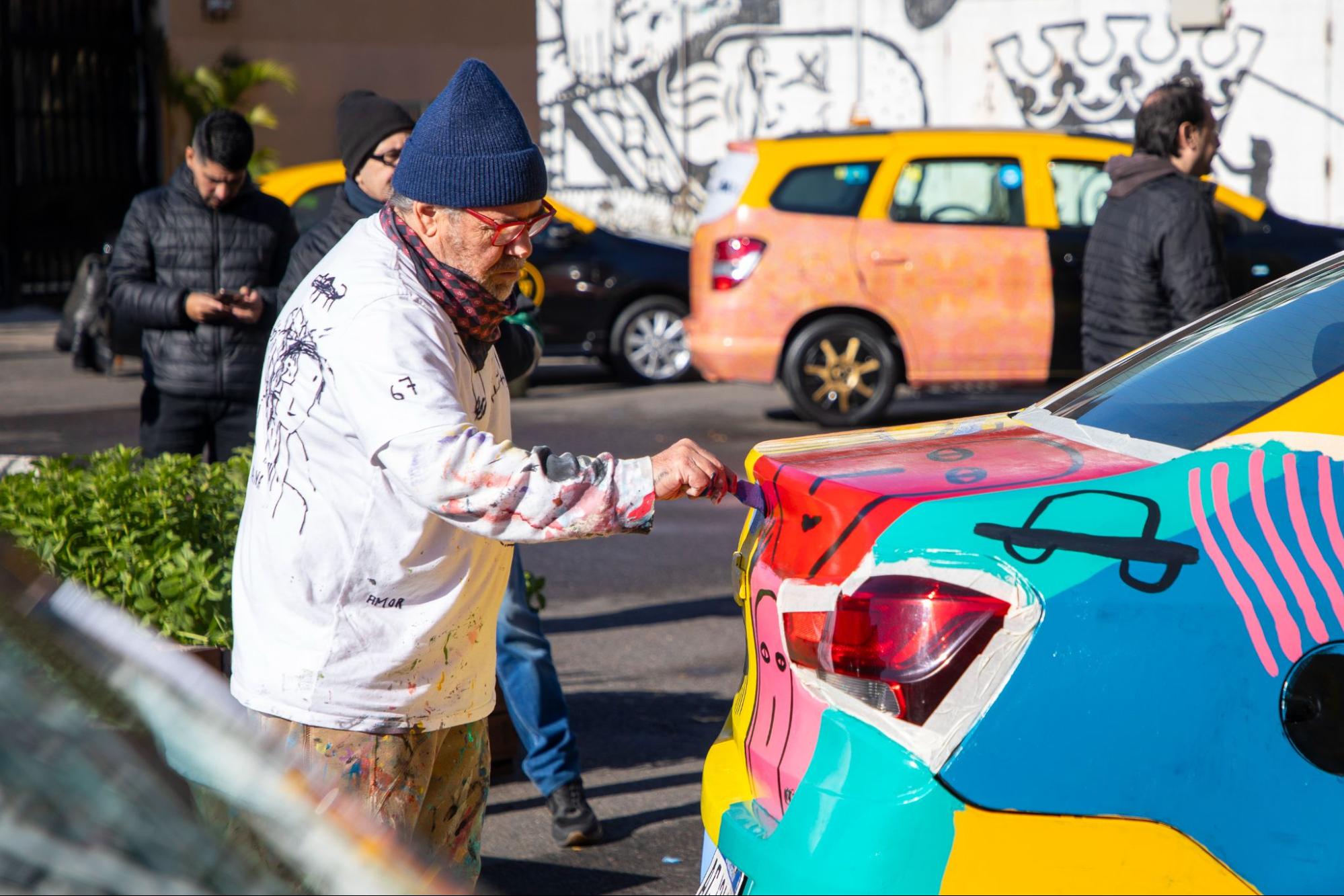 milo lockett interviniendo un taxi