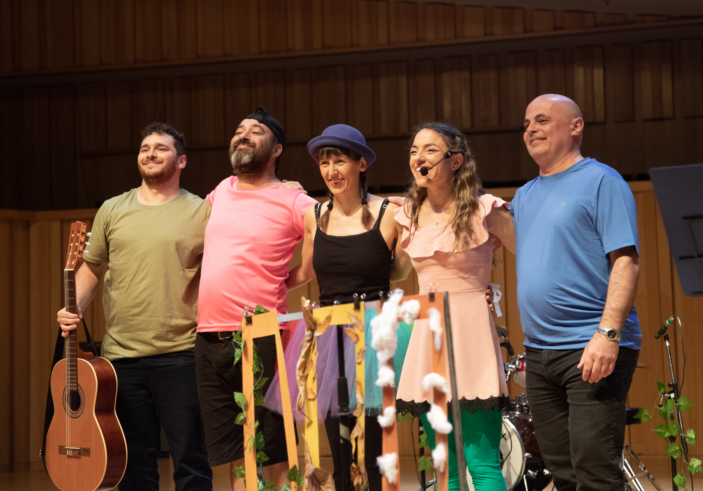 Jesica Mara junto a musicas y musicos del show Detras de la ventana en el escenario de la Usina del Arte