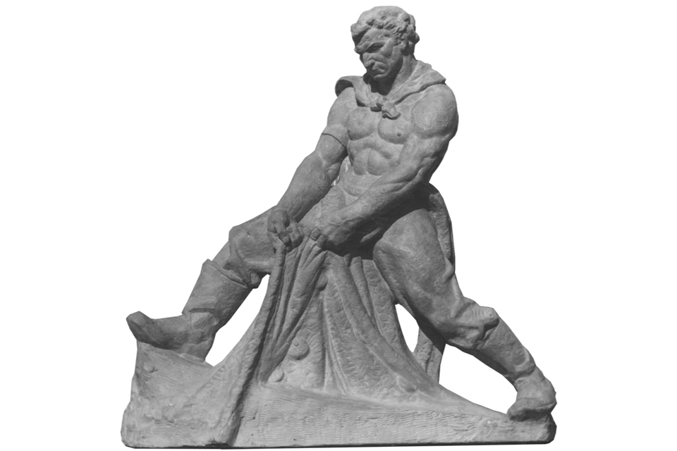 Escultura de trabajador de puerto levantando con fuerza una red de pesca