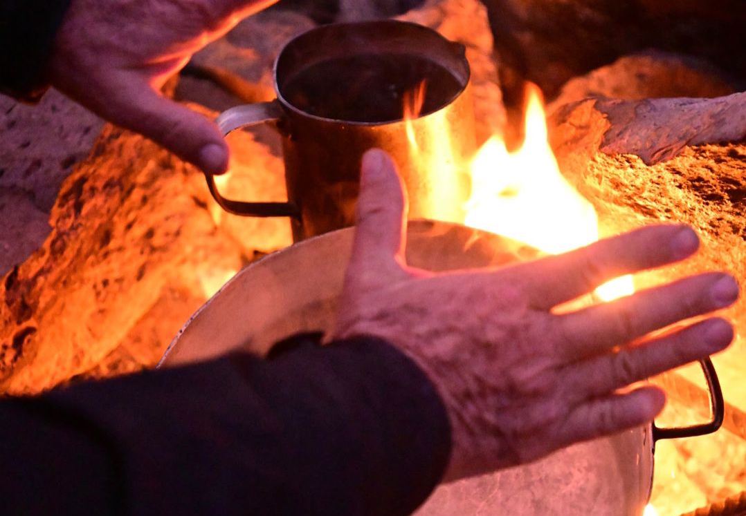 manos cerca de una fogata