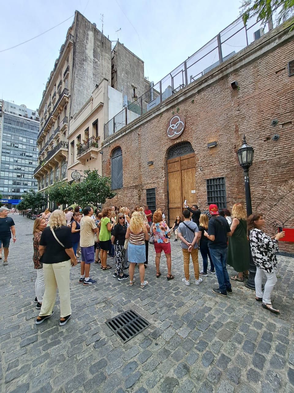 Personas reunidas en una visita guiada a Michelangelo