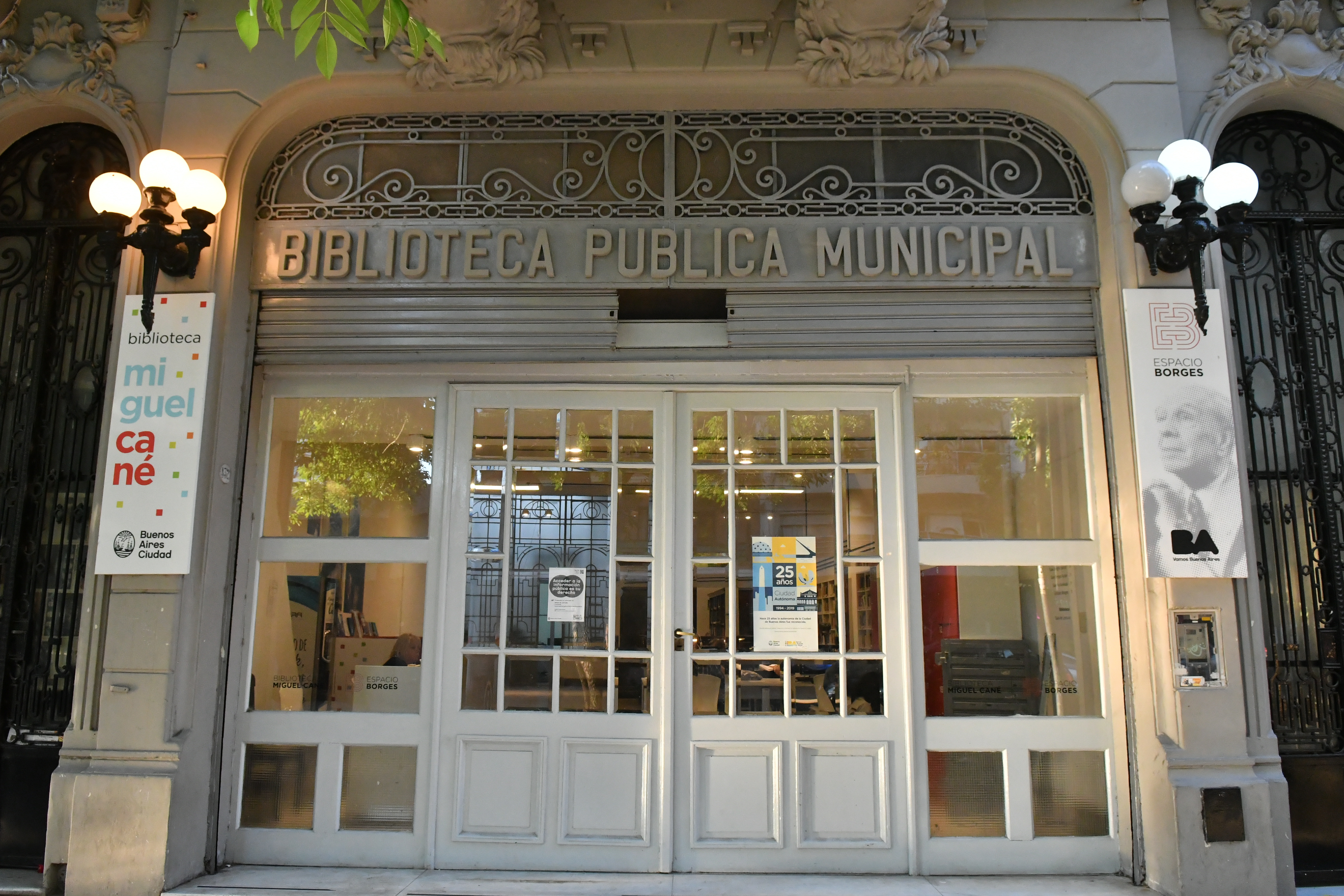  Fachada de la Biblioteca Miguel Cané del barrio de Boedo.