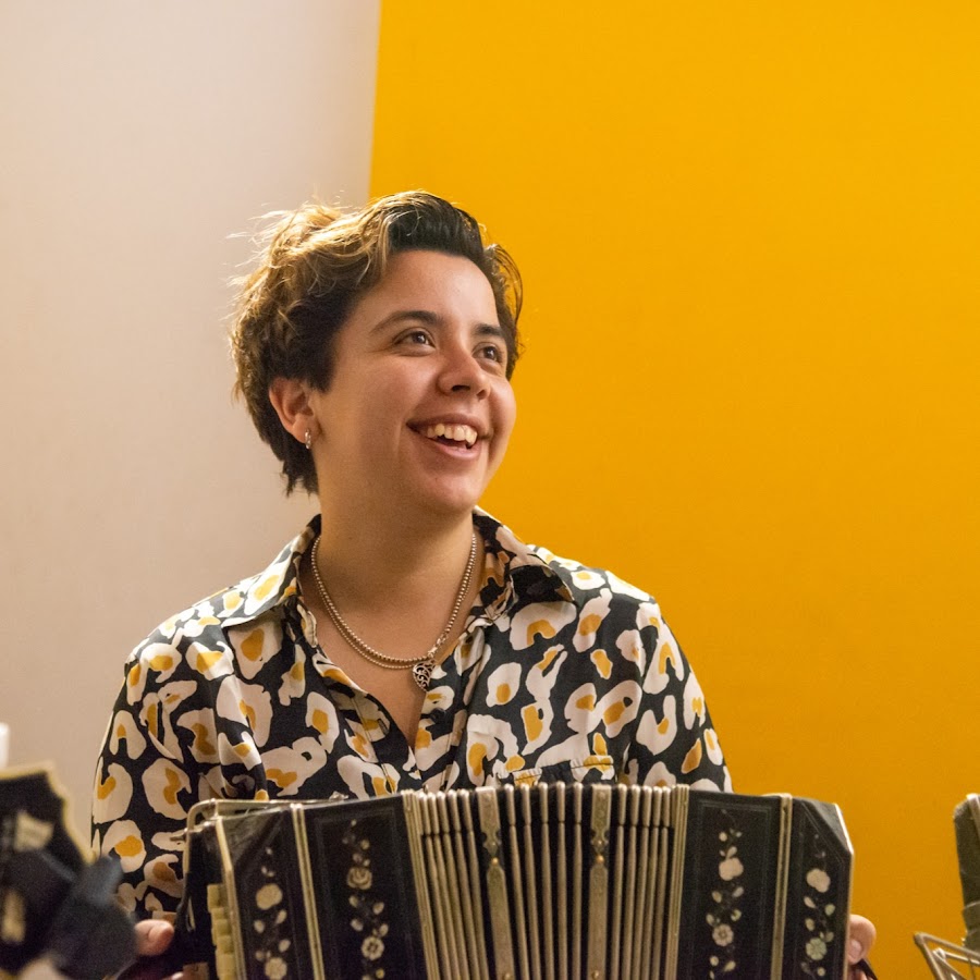 Imagen de la artista Milagros Caliva tocando el banoneón