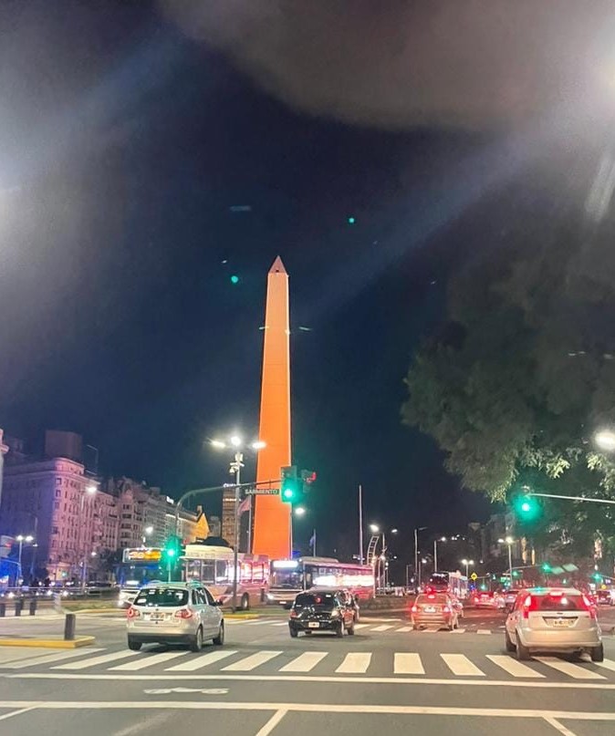 obelisco amarillo
