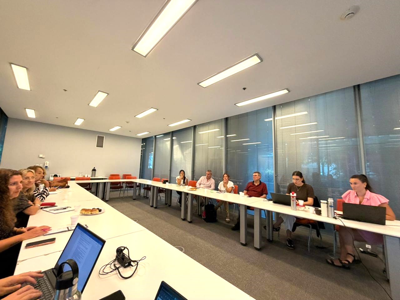 Representantes de organizaciones y del Gobierno de la Ciudad participan en una mesa de trabajo sobre accesibilidad universal en la Casa de Gobierno porteña.