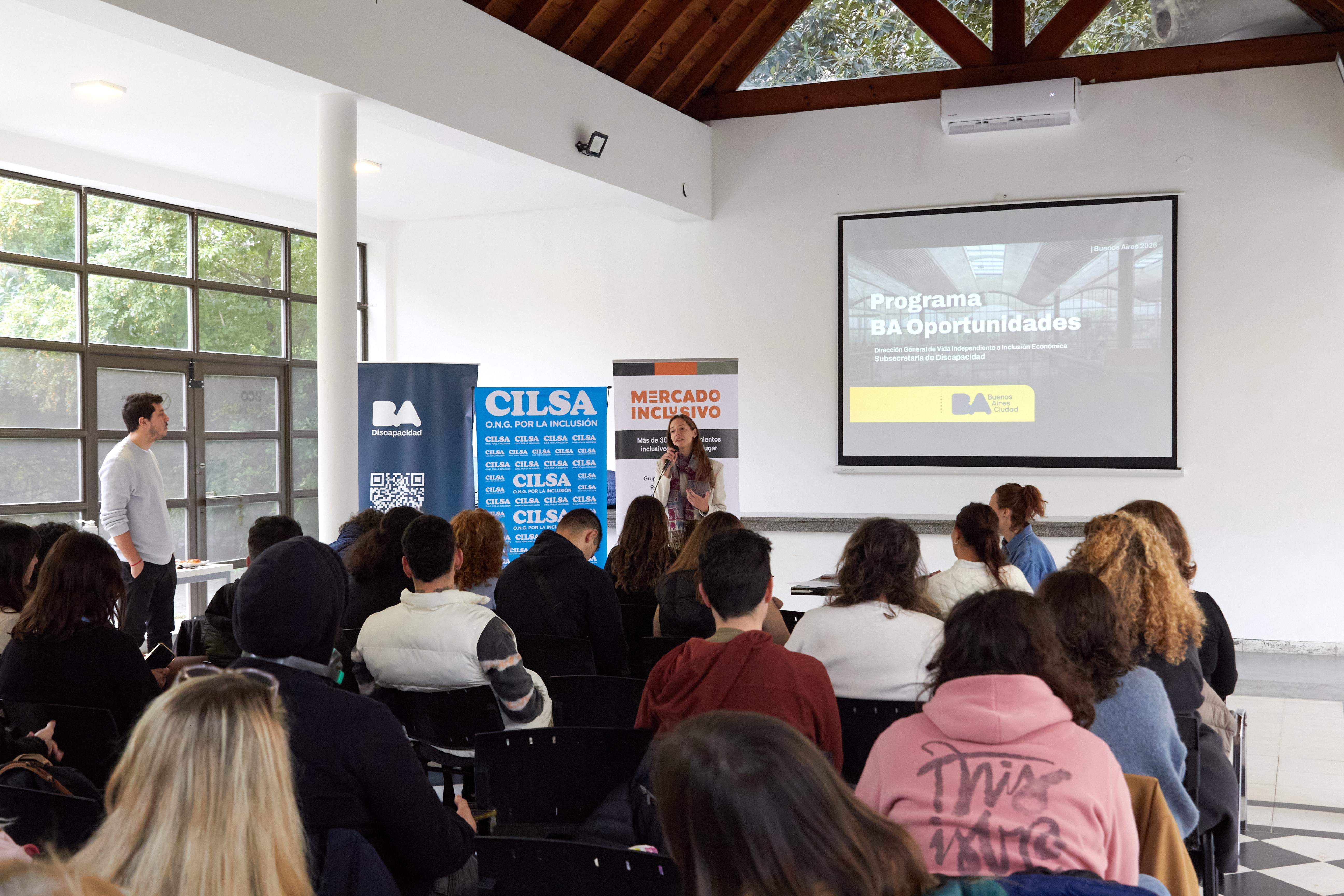 Participantes del encuentro sobre emprendedurismo y discapacidad durante una exposición del programa BA Oportunidades.