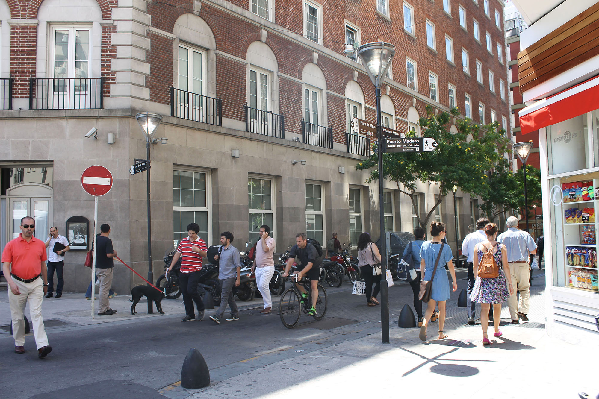 peatones transitando la ciudad de buenos aires