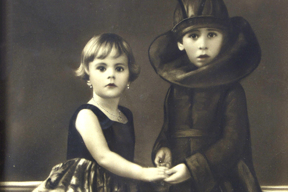 niños tomados de las manos y disfrazados para carnaval en el año 1927
