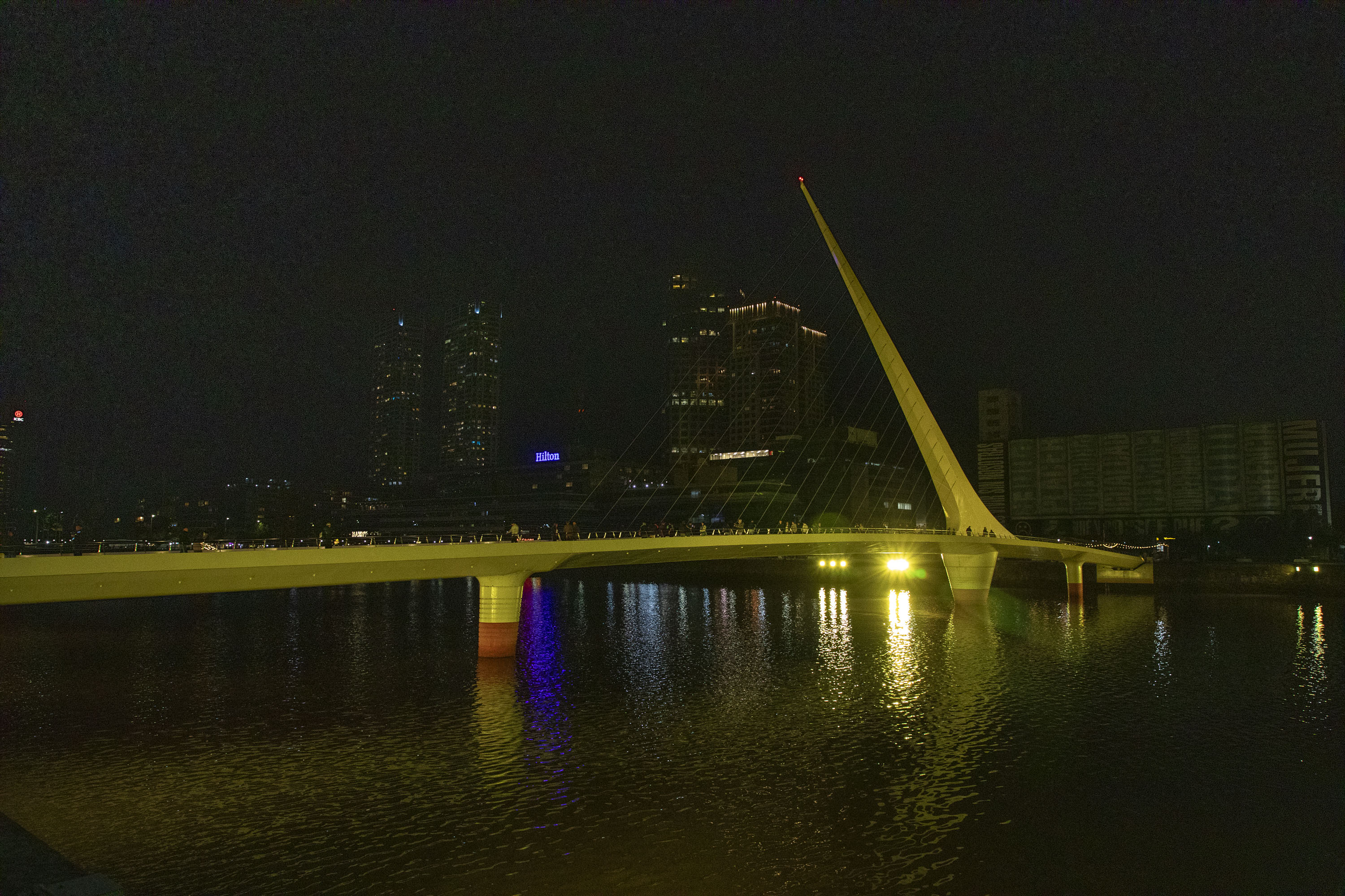 puente de la mujer amarillo