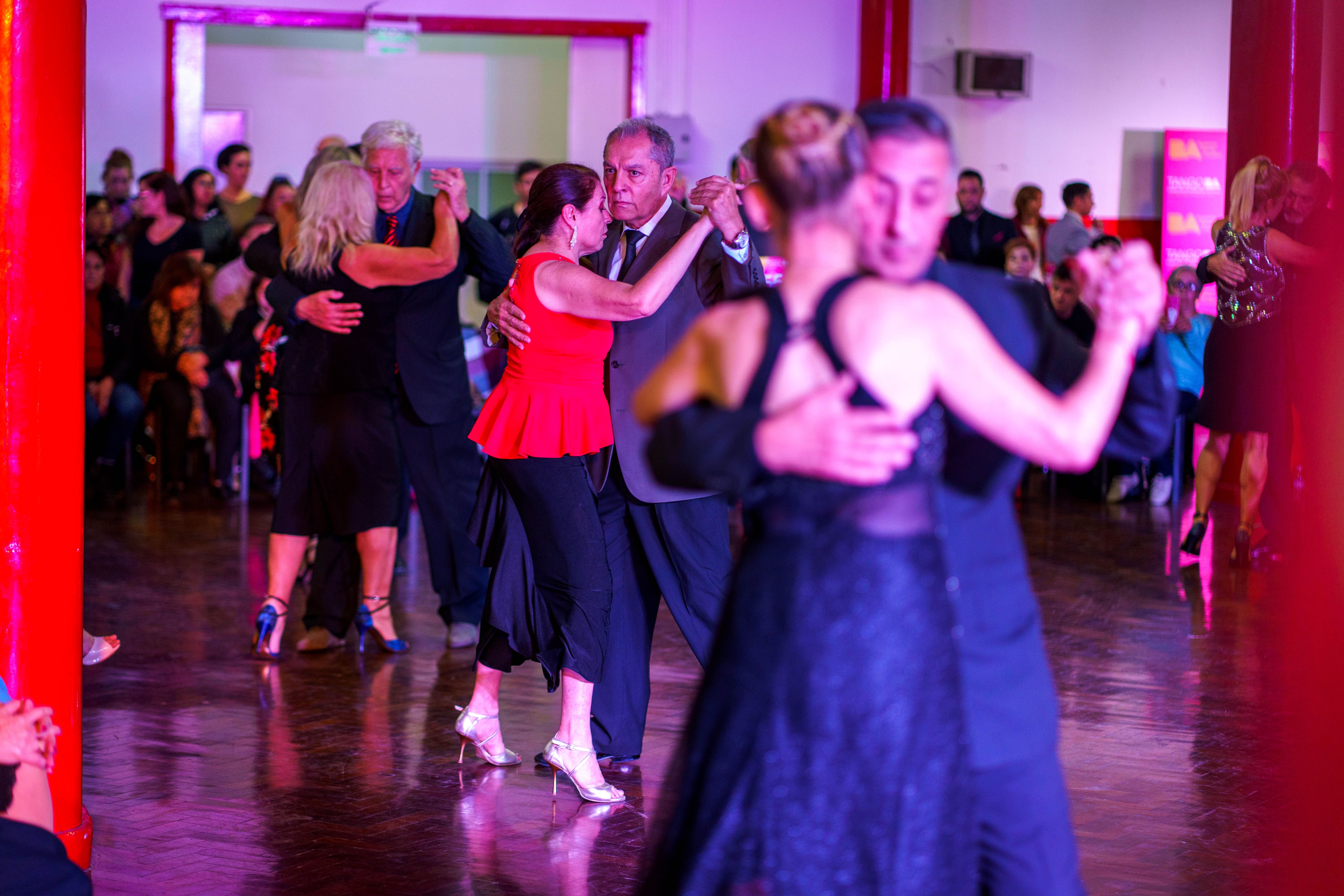 parejas bailando tango 