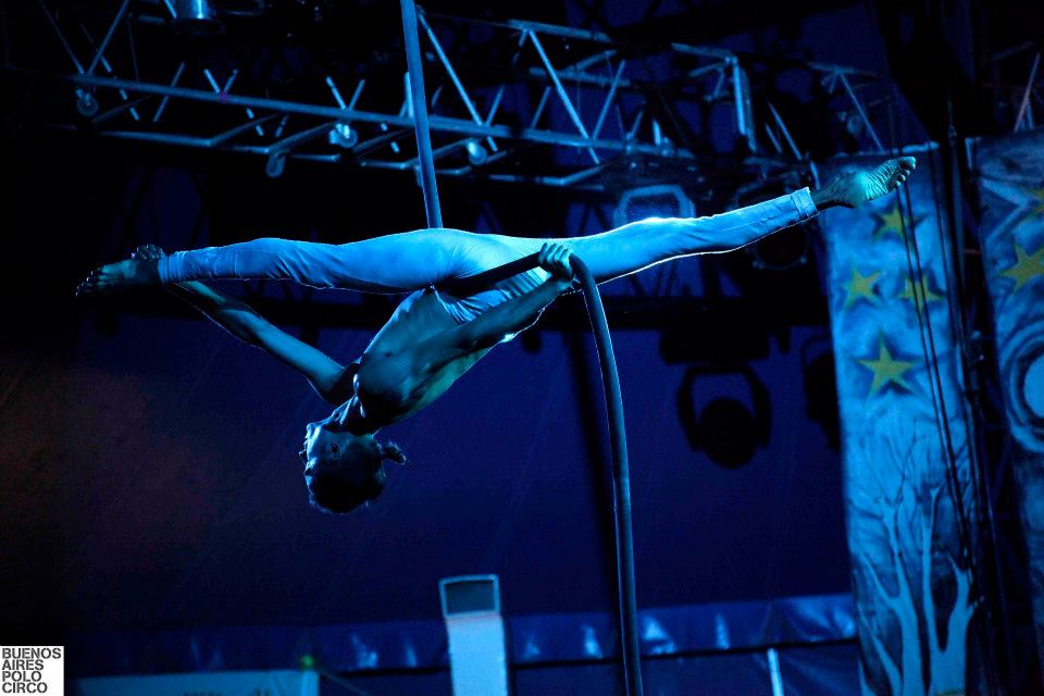 Acrobacias y tango en la Ciudad
